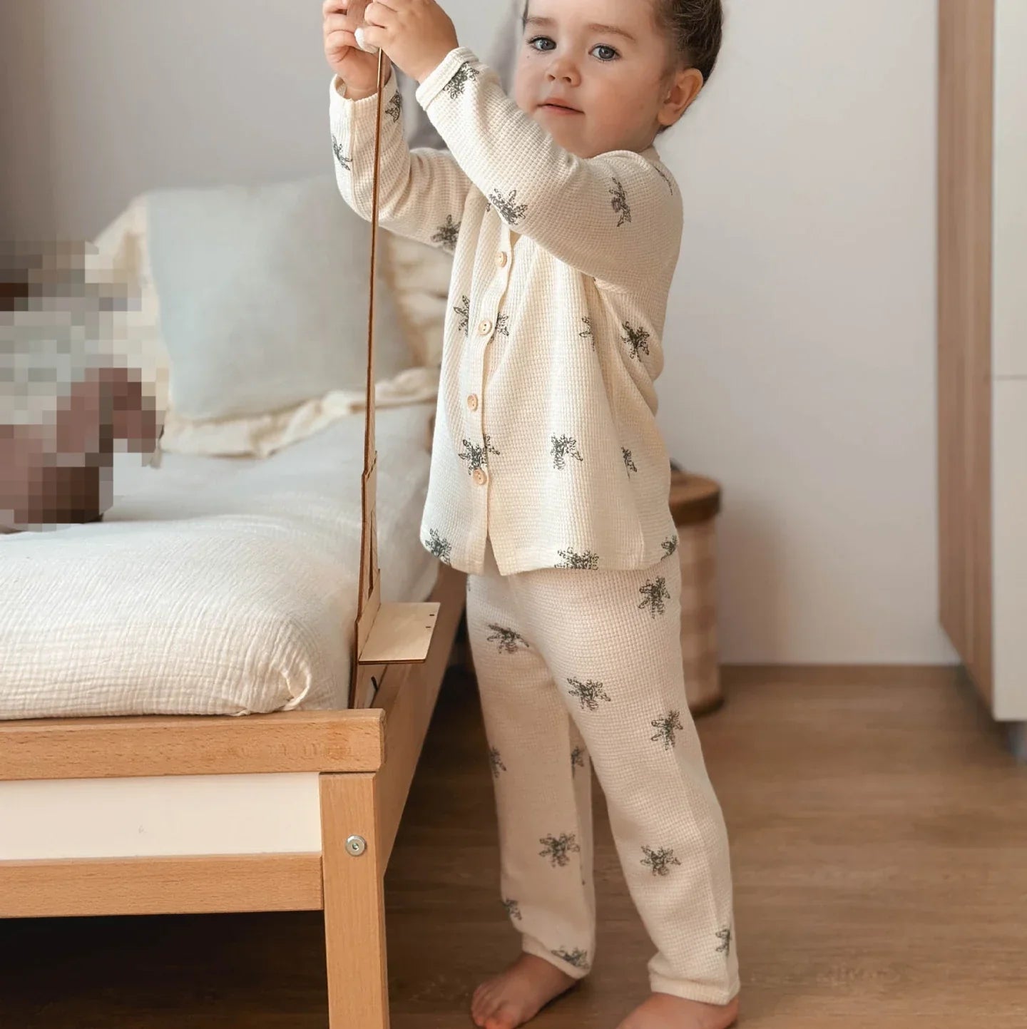 Luftige Baumwolle – Atmungsaktiver Kinderschlafanzug mit Naturmotiven