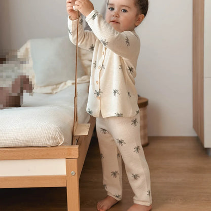 Luftige Baumwolle – Atmungsaktiver Kinderschlafanzug mit Naturmotiven