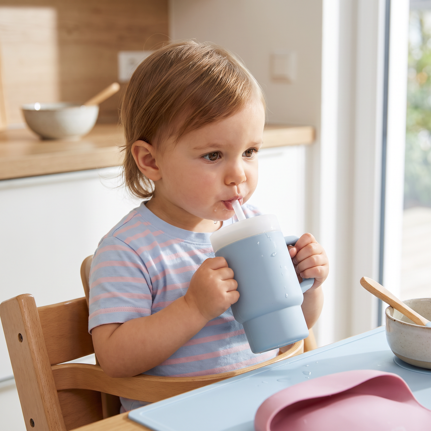 Auslaufsicherer Silikon-Trinkbecher mit Strohhalm für Kleinkinder