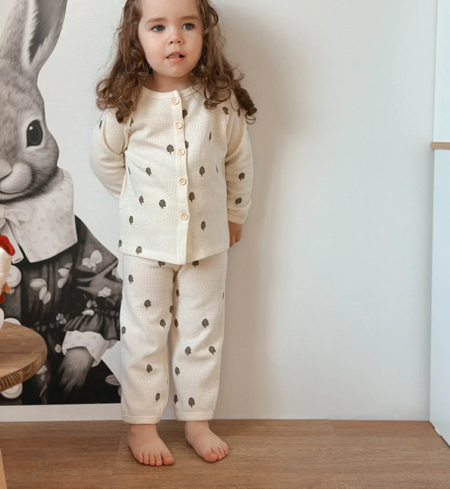 Luftige Baumwolle – Atmungsaktiver Kinderschlafanzug mit Naturmotiven