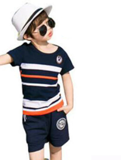 Gestreiftes Familienset – Bequeme Sommer-Outfits für Groß und Klein