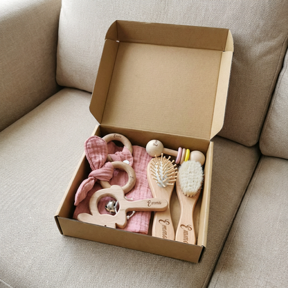 Personalisiertes 6-teiliges Geschenkset aus Holz & Musselin – Beißringe, Rasseln, Haarbürsten & Kuscheltuch mit Namen