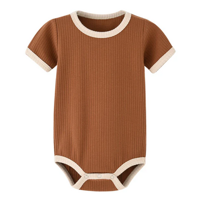 Baby-Strampler mit Kontrastnähten – Kurzarm-Body aus Rippstoff in bunten Farben