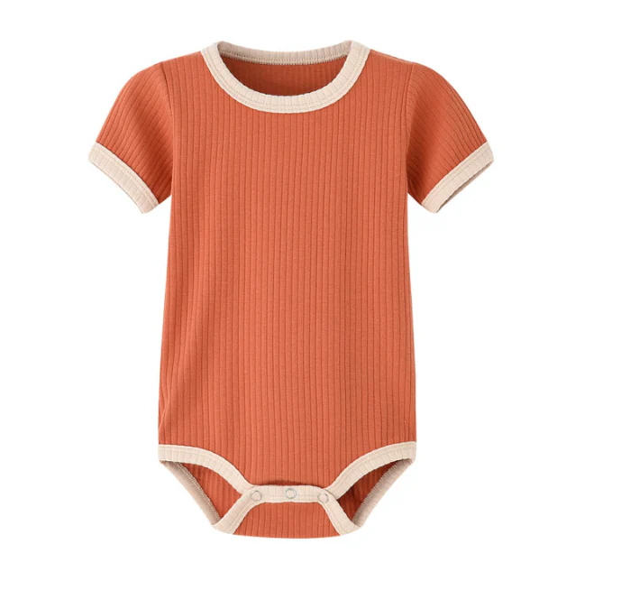 Baby-Strampler mit Kontrastnähten – Kurzarm-Body aus Rippstoff in bunten Farben