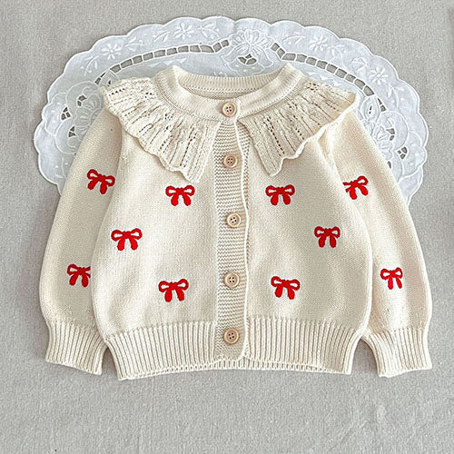 Niedlicher Look – Gestricktes Kleidungsset für Babys mit roten Schleifen