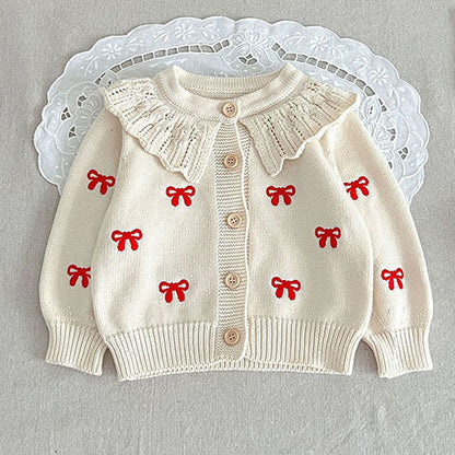 Niedlicher Look – Gestricktes Kleidungsset für Babys mit roten Schleifen