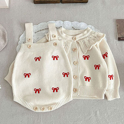 Niedlicher Look – Gestricktes Kleidungsset für Babys mit roten Schleifen