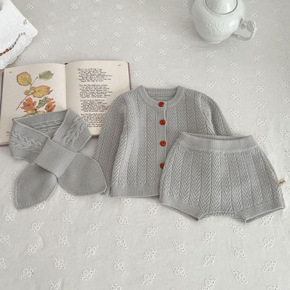 Niedlicher Look – Gestricktes Kleidungsset für Babys mit roten Schleifen