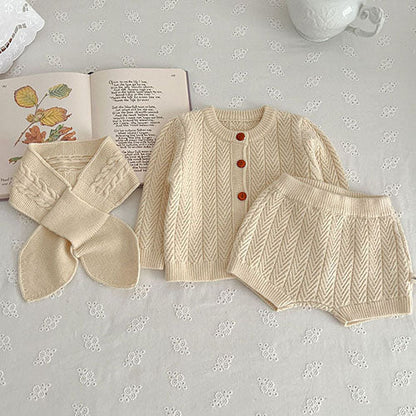 Niedlicher Look – Gestricktes Kleidungsset für Babys mit roten Schleifen