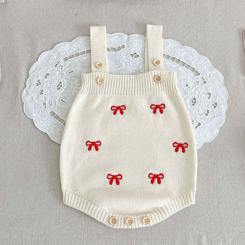 Niedlicher Look – Gestricktes Kleidungsset für Babys mit roten Schleifen
