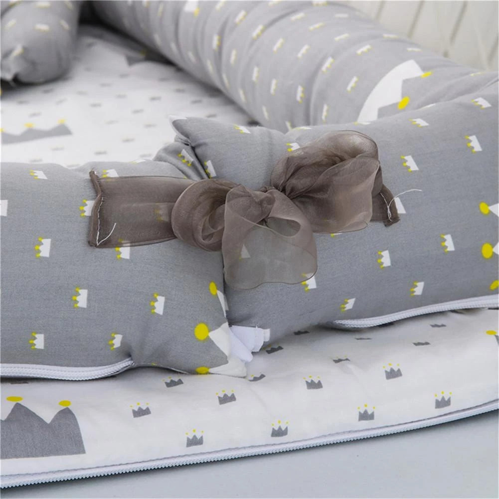 Portable und faltbare Babybett mit Kissen