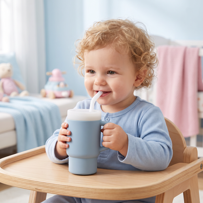 Auslaufsicherer Silikon-Trinkbecher mit Strohhalm für Kleinkinder