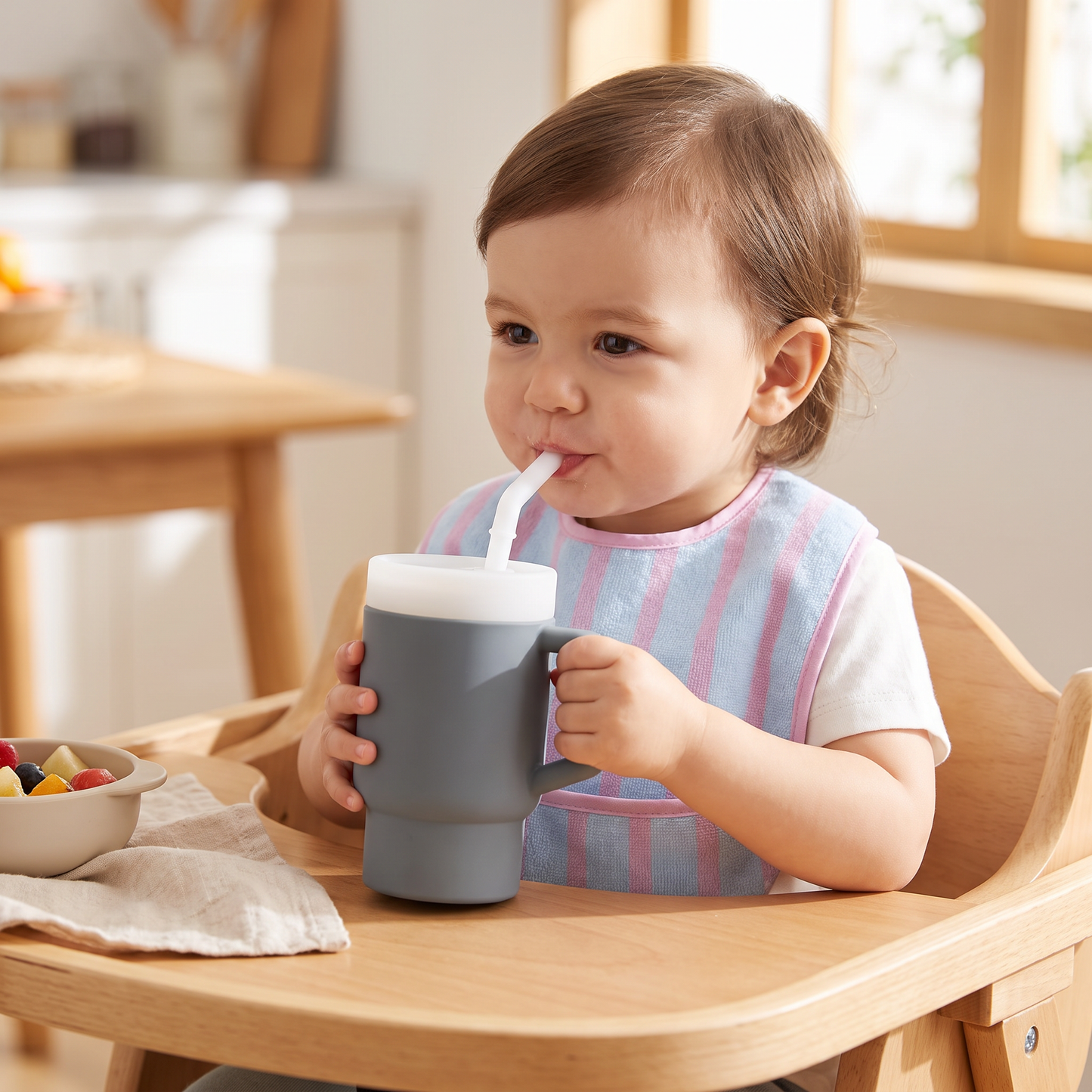 Auslaufsicherer Silikon-Trinkbecher mit Strohhalm für Kleinkinder