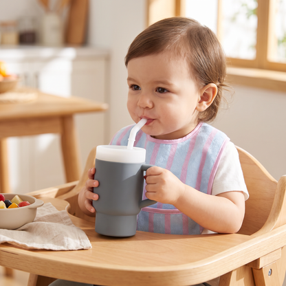 Auslaufsicherer Silikon-Trinkbecher mit Strohhalm für Kleinkinder