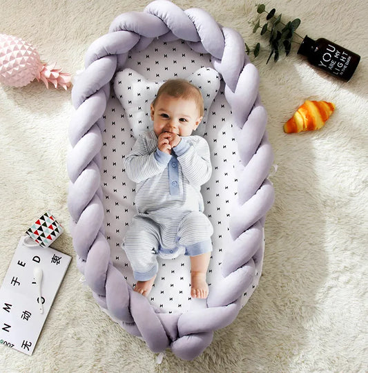Babybett mit geflochtenem Rand - weiches Kuschelnest für Neugeborene
