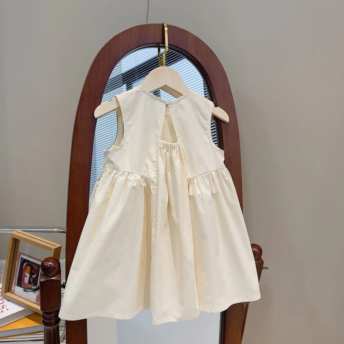 Mädchenkleid ohne Ärmel – Elegantes Sommerkleid mit Falten und Rückenverschluss