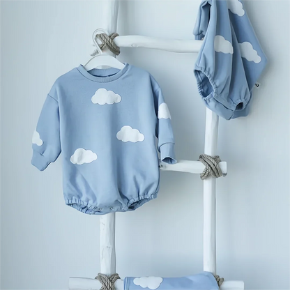 Sweatshirt-Strampler für Babys – Niedliche Wolken-Prints in Blau