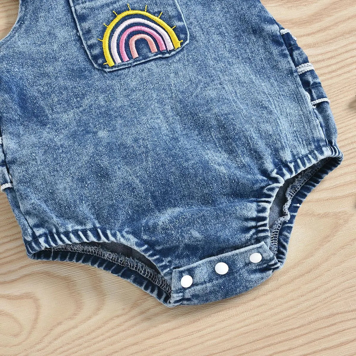 Niedlicher Look – Denim Strampler mit Regenbogen-Applikation für Babys