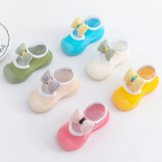 Sichere Baby-Schritte – Rutschfeste Krabbelschuhe mit Schleife