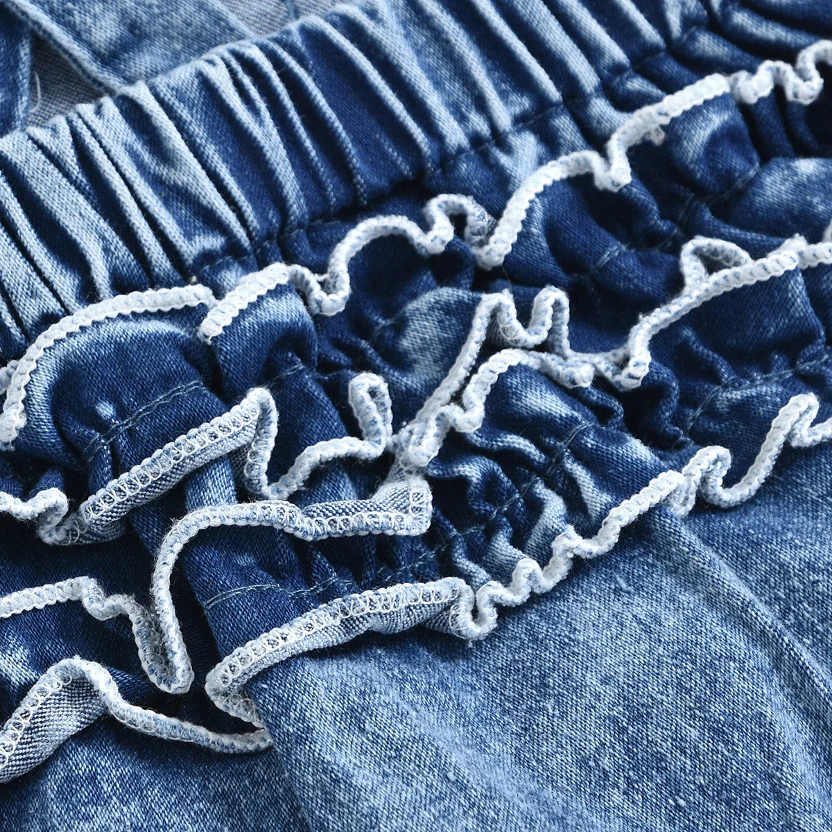 Niedlicher Look – Denim Strampler mit Regenbogen-Applikation für Babys