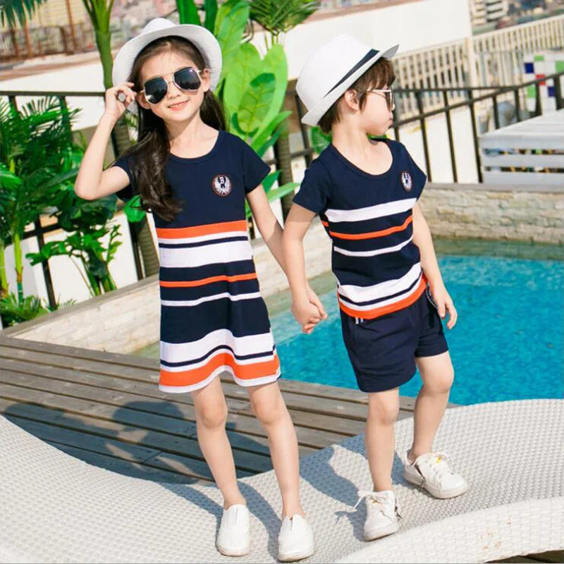Gestreiftes Familienset – Bequeme Sommer-Outfits für Groß und Klein