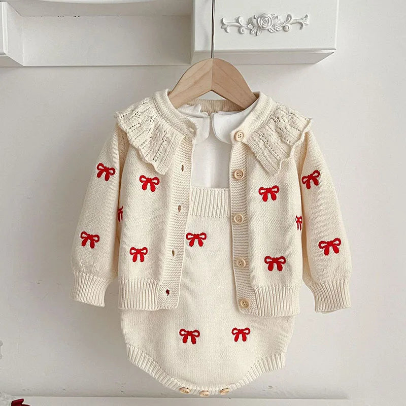 Niedlicher Look – Gestricktes Kleidungsset für Babys mit roten Schleifen
