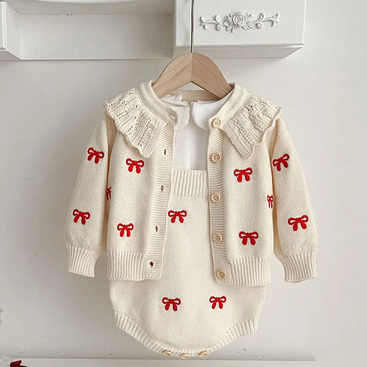 Niedlicher Look – Gestricktes Kleidungsset für Babys mit roten Schleifen