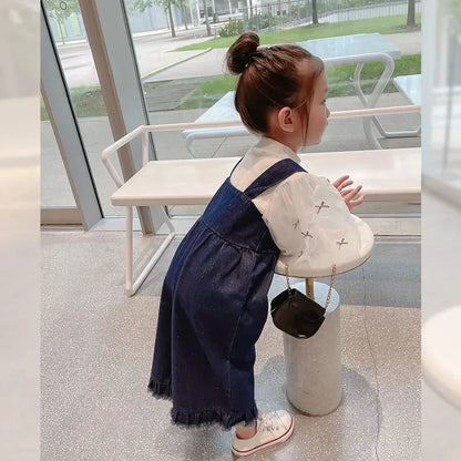 Für Ihre Mini Fashionista – Latzhose für Kinder mit Knöpfen und Rüschen