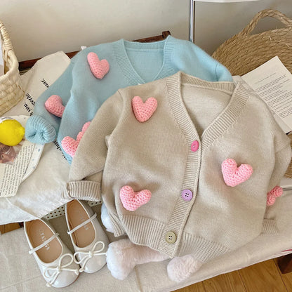 Trendy & Bequemer Herz-Pullover für Kinder – Strickjacke mit Herz-Applikationen in Blau und Beige