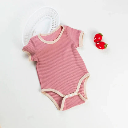 Baby-Strampler mit Kontrastnähten – Kurzarm-Body aus Rippstoff in bunten Farben