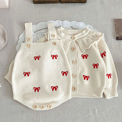 Niedlicher Look – Gestricktes Kleidungsset für Babys mit roten Schleifen
