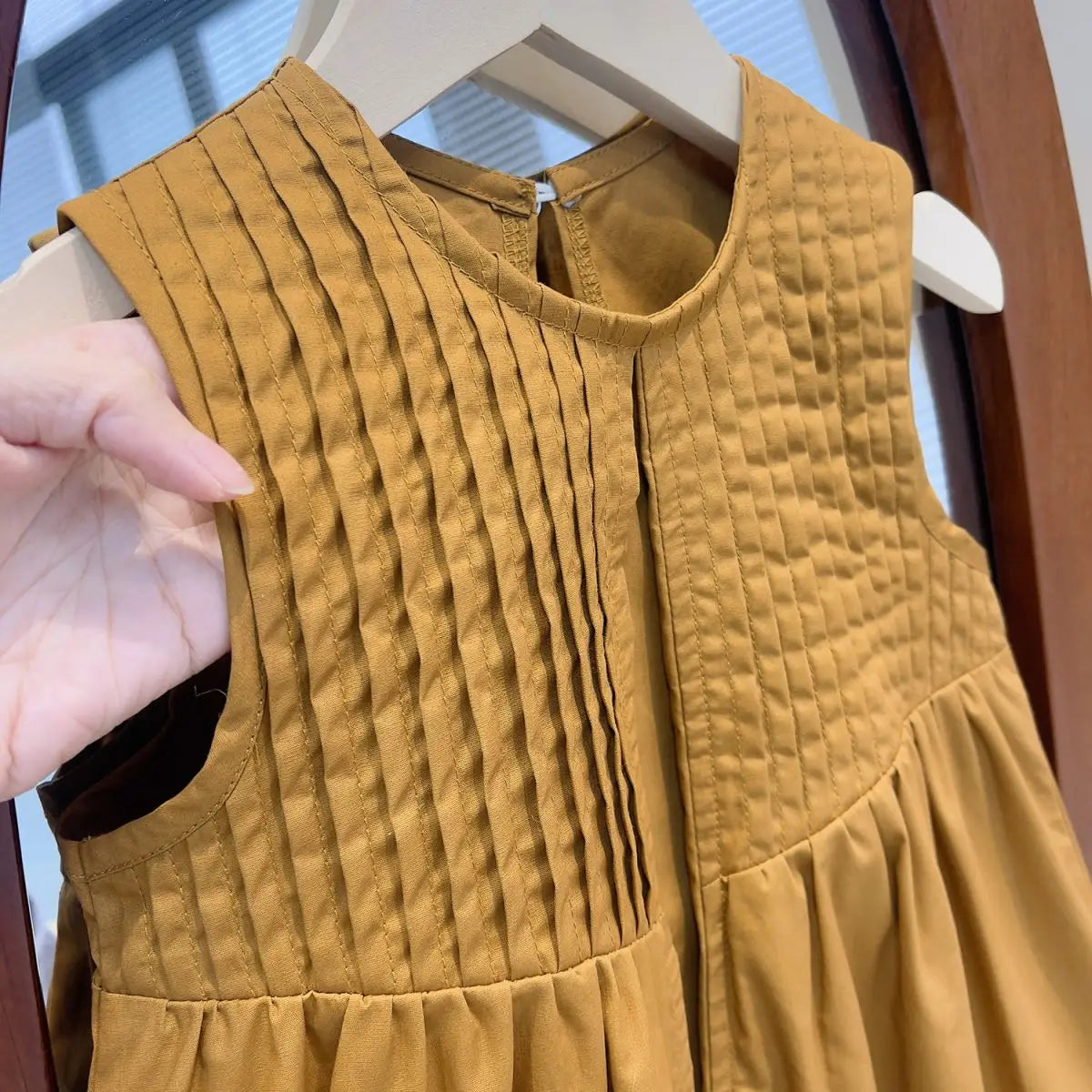 Mädchenkleid ohne Ärmel – Elegantes Sommerkleid mit Falten und Rückenverschluss