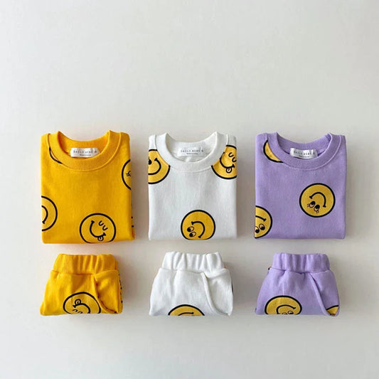Smiley Kinder-Outfit – Bunte T-Shirts und Hosen mit fröhlichem Smiley-Print