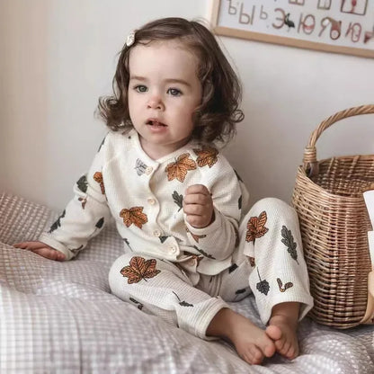 Luftige Baumwolle – Atmungsaktiver Kinderschlafanzug mit Naturmotiven