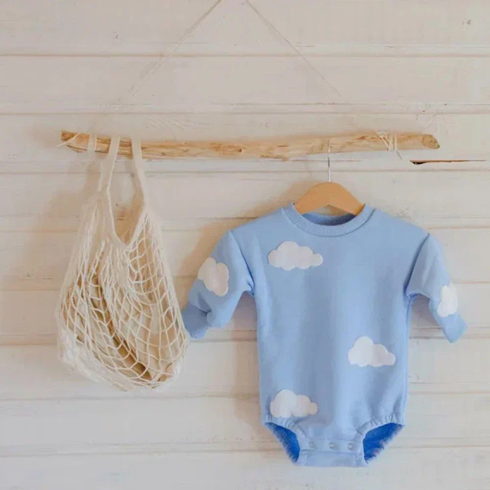Sweatshirt-Strampler für Babys – Niedliche Wolken-Prints in Blau