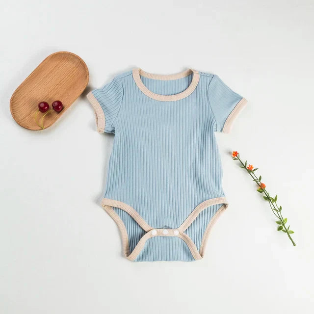 Baby-Strampler mit Kontrastnähten – Kurzarm-Body aus Rippstoff in bunten Farben