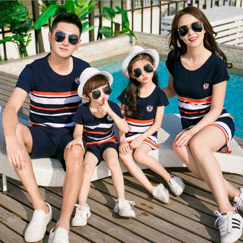 Gestreiftes Familienset – Bequeme Sommer-Outfits für Groß und Klein