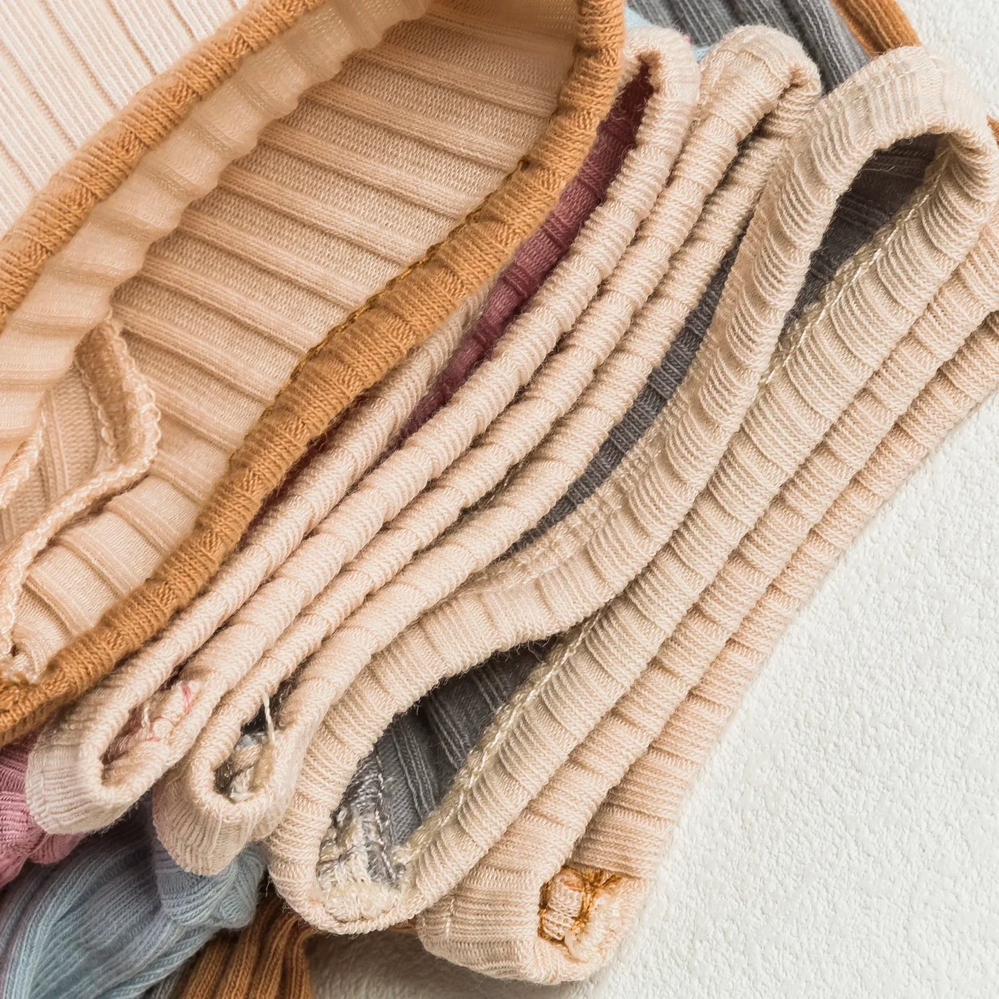 Baby-Strampler mit Kontrastnähten – Kurzarm-Body aus Rippstoff in bunten Farben