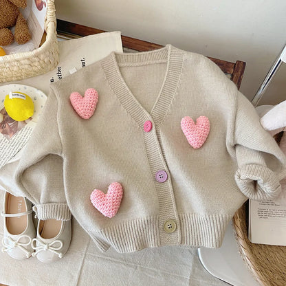 Trendy & Bequemer Herz-Pullover für Kinder – Strickjacke mit Herz-Applikationen in Blau und Beige