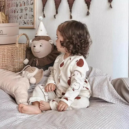 Luftige Baumwolle – Atmungsaktiver Kinderschlafanzug mit Naturmotiven
