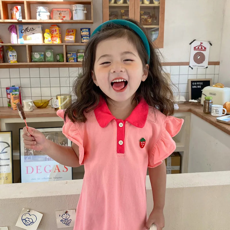 Sommerkleid für Mädchen – Süßes Kinderkleid mit Erdbeer-Stickerei und Rüschenärmeln