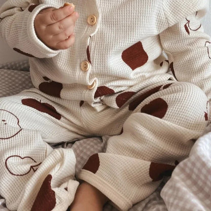 Luftige Baumwolle – Atmungsaktiver Kinderschlafanzug mit Naturmotiven