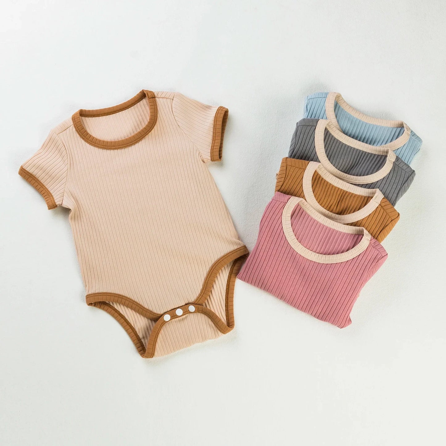 Baby-Strampler mit Kontrastnähten – Kurzarm-Body aus Rippstoff in bunten Farben