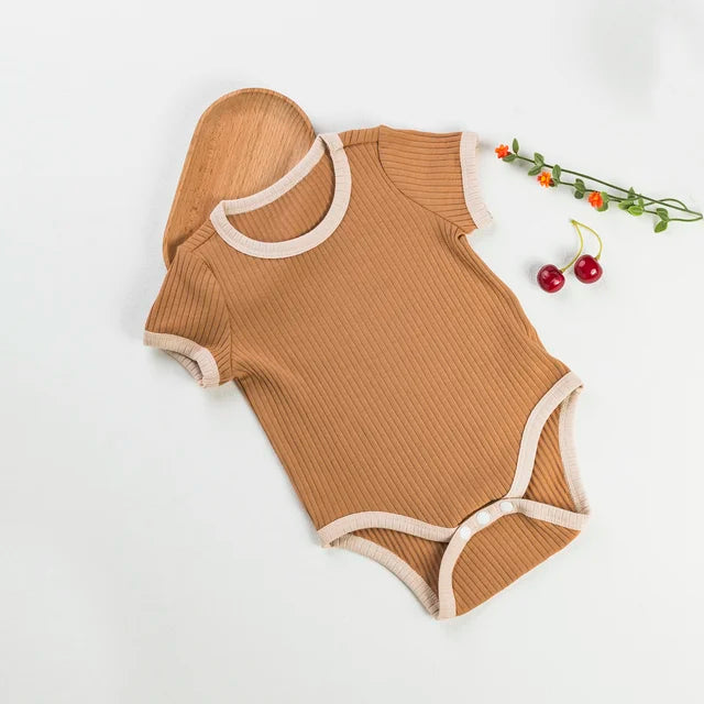 Baby-Strampler mit Kontrastnähten – Kurzarm-Body aus Rippstoff in bunten Farben
