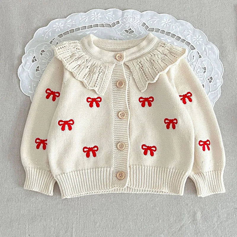 Niedlicher Look – Gestricktes Kleidungsset für Babys mit roten Schleifen