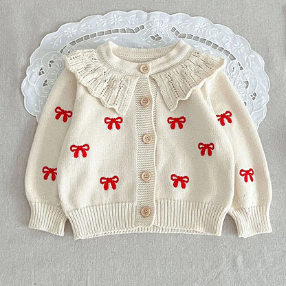Niedlicher Look – Gestricktes Kleidungsset für Babys mit roten Schleifen