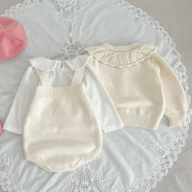 Niedlicher Look – Gestricktes Kleidungsset für Babys mit roten Schleifen