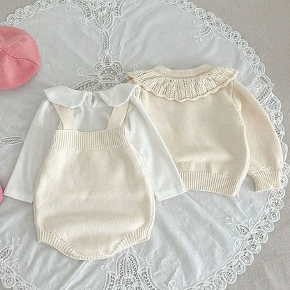 Niedlicher Look – Gestricktes Kleidungsset für Babys mit roten Schleifen
