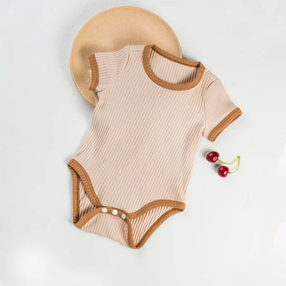 Baby-Strampler mit Kontrastnähten – Kurzarm-Body aus Rippstoff in bunten Farben
