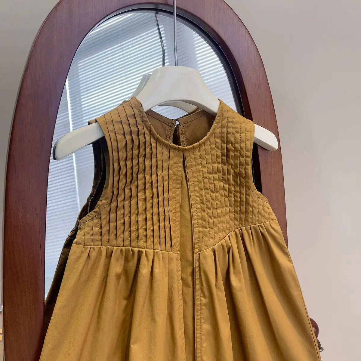 Mädchenkleid ohne Ärmel – Elegantes Sommerkleid mit Falten und Rückenverschluss